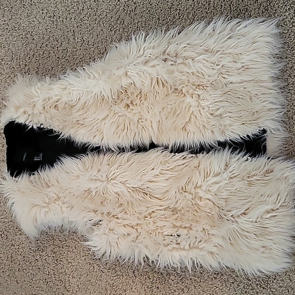 F21 furry vest - Picture 4 of 10